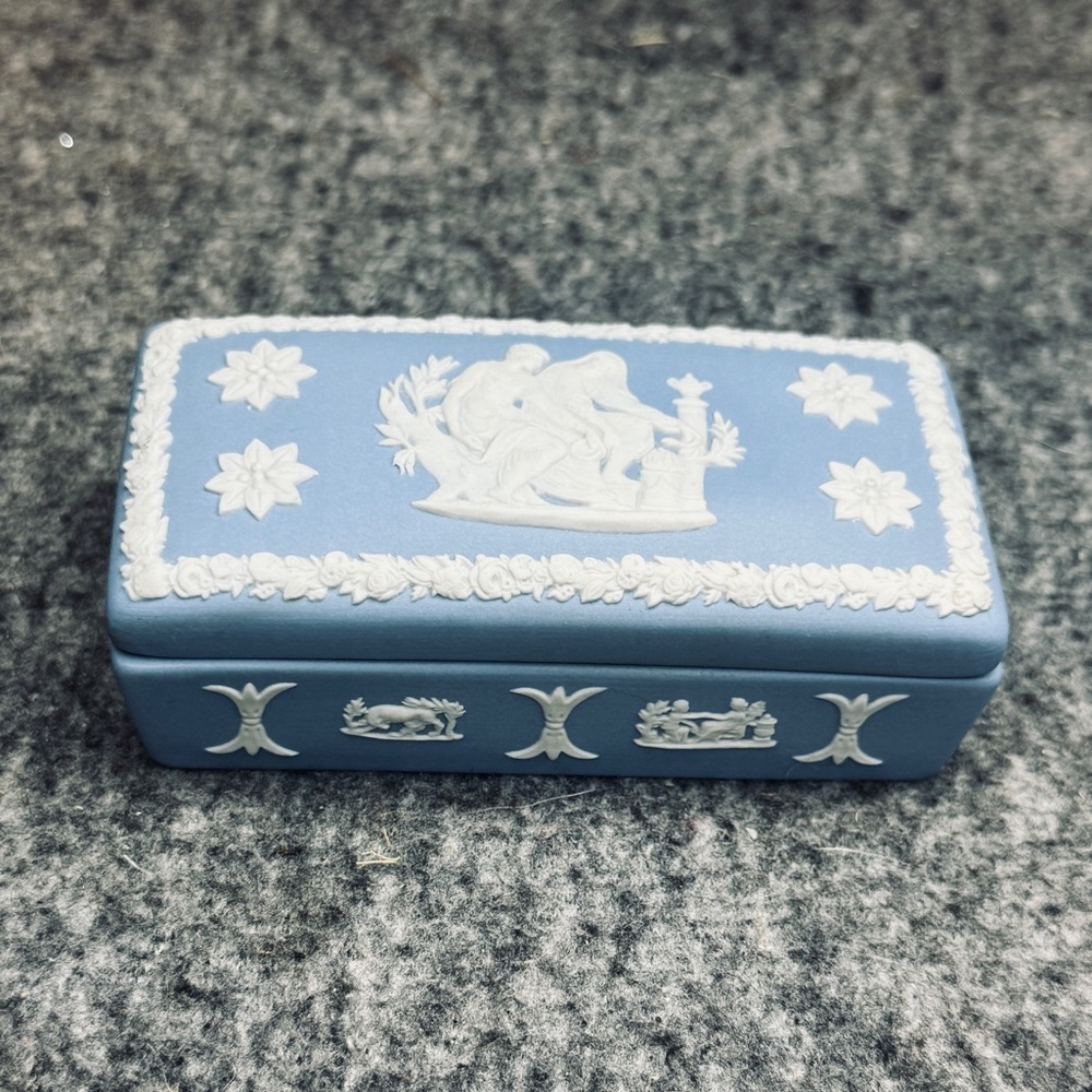 Wedgwood TRINKET vanity BOX Blue Jasperware NEOCLASSICAL‎ ENGLAND Roman Greek